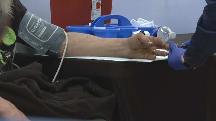Gros plan sur le bras d'un patient lors d'un examen médical. 