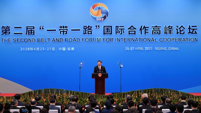 中国国家主席习近平站在台上。