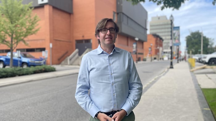 Brian Doucet dans une rue de Hamilton