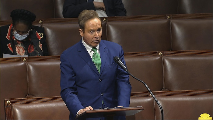 Brian Higgins habla en la Cámara de Representantes.