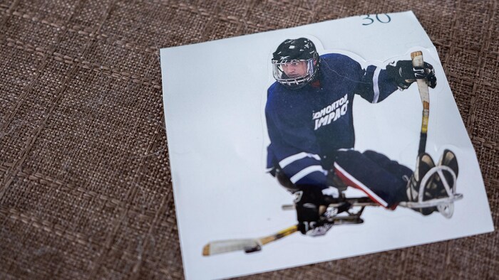 La photo d'un parahockeyeur.