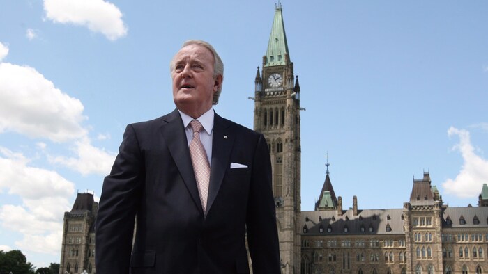 Brian Mulroney devant le parlement d'Ottawa en 2012.