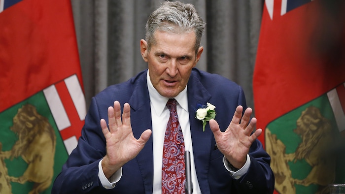 Brian Pallister hace declaraciones a la prensa.