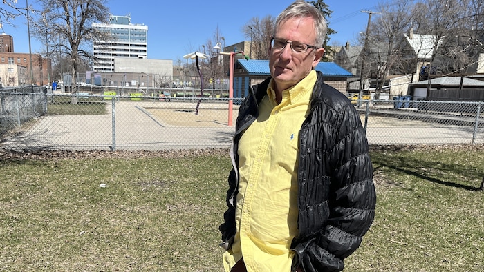 Brian Pincott dans un parc de Winnipeg, le 23 avril 2024. 