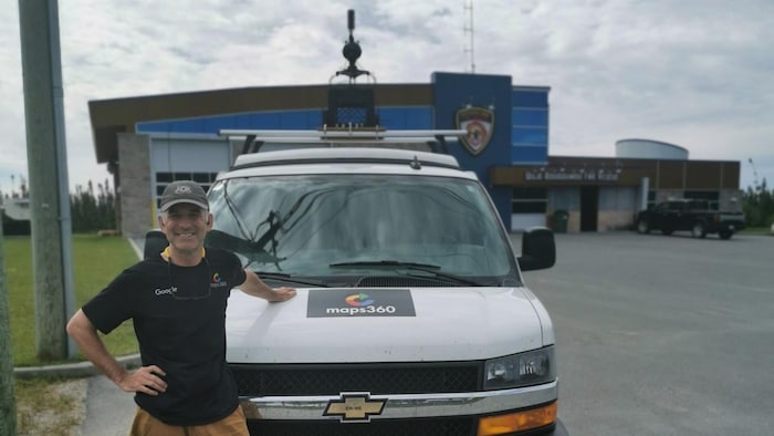 Brian Redmond se tient devant une fourgonnette munie d'une caméra à 360 degrés.