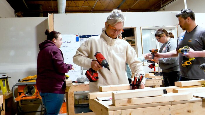 Des femmes manient les outils électriques.