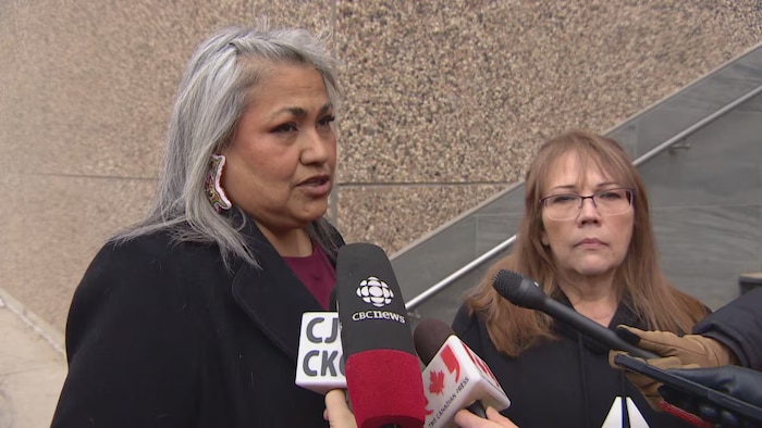 Kerry Benjoe, à gauche, et Bridgette Cyr, à droite, s’adressent aux médias devant le palais de justice.