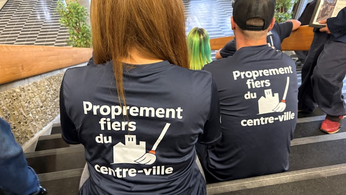 Une personne vue de dos.