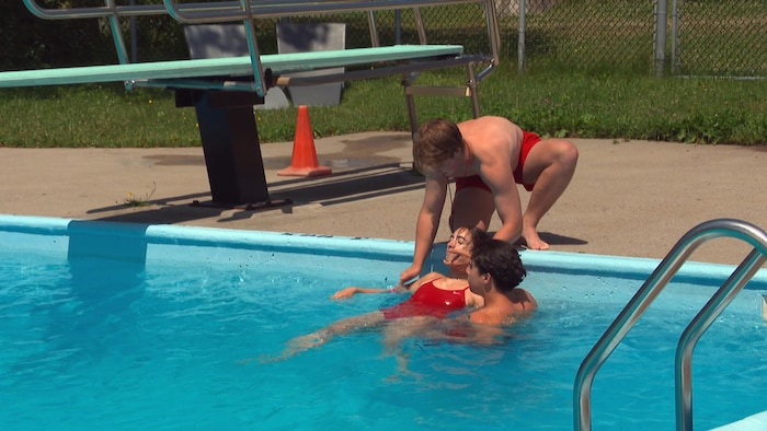 Des sauveteurs effectuent un exercice de secours à la piscine municipale de l’Apprenti-Sage.
