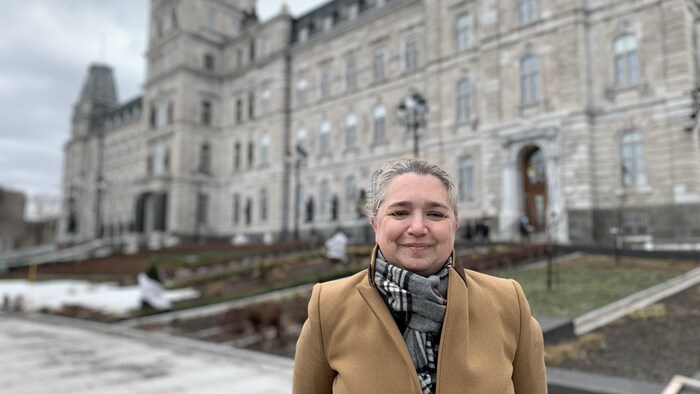 Brigitte Legault, directrice générale de la Coalition avenir Québec, devant l'hôtel du parlement