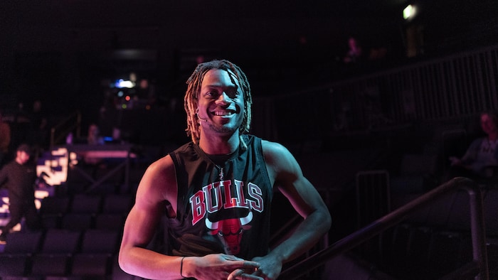 Rashaun Ellis sourit à la caméra.