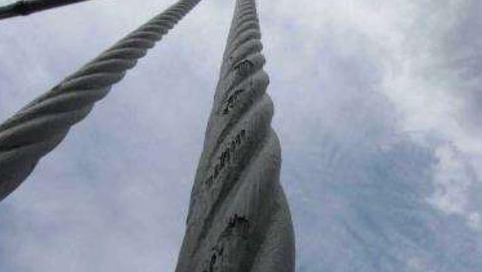 Photographie en contreplongée d’un câble dont plusieurs brins sont cassés