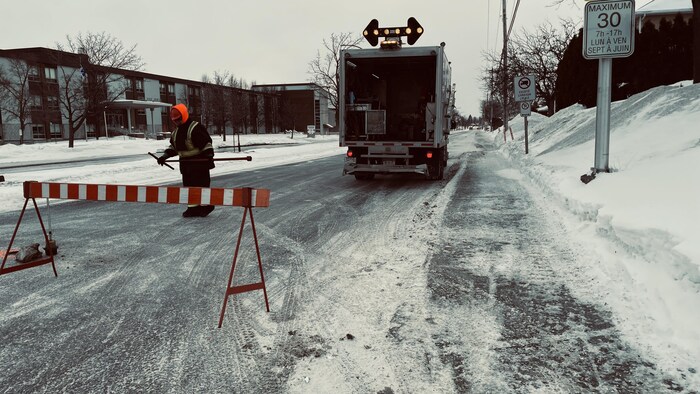 Un homme s'affaire à des travaux de voirie
