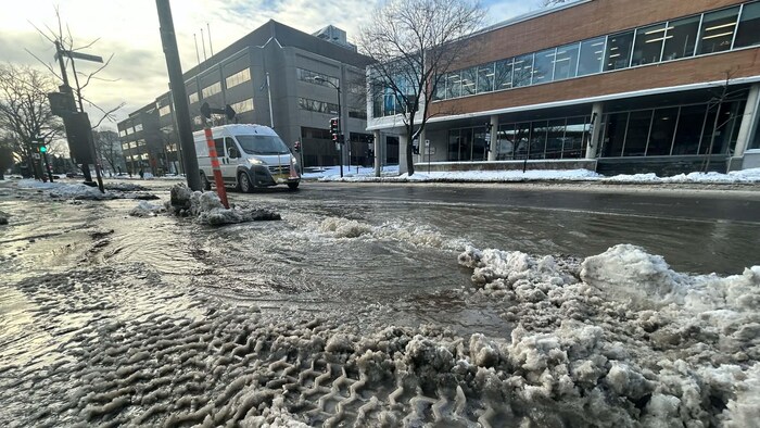De l'eau qui s'accumule dans une rue de Montréal, l'hiver.
