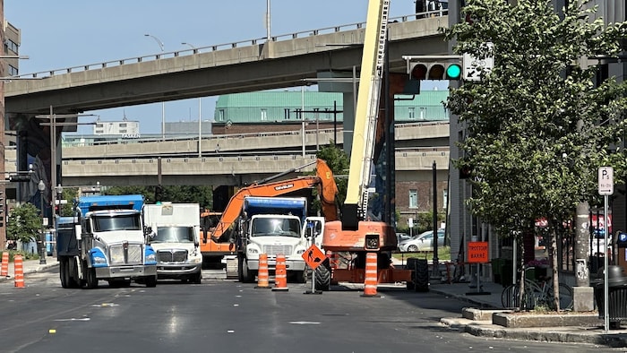 Des camions de la Ville de Québec sur le boulevard Charest.