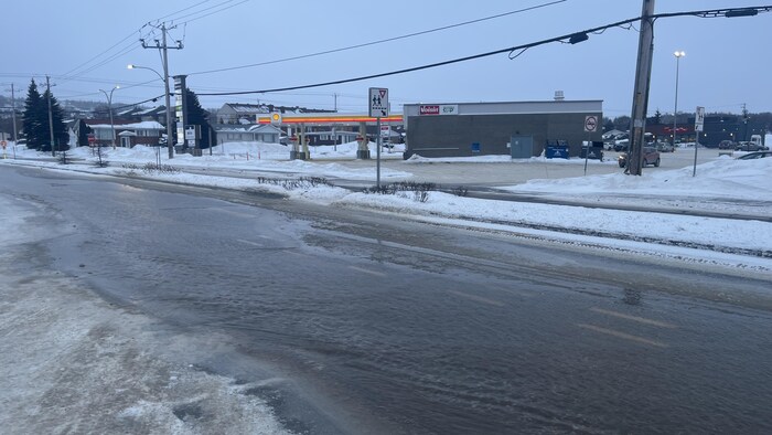 Une rue inondée d'eau.
