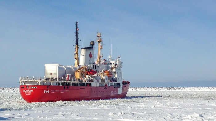 Un brise-glace, sur une étendue de neige et de glace.