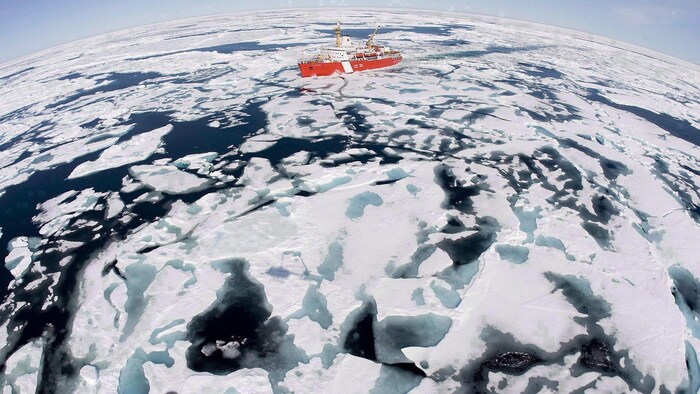 Le brise-glace fait son chemin à travers la glace dans la baie de Baffin.
