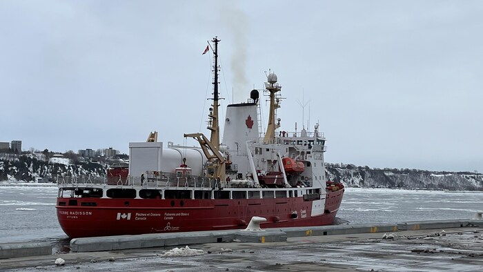 Le brise-glace Pierre Radisson sur le fleuve Saint-Laurent.