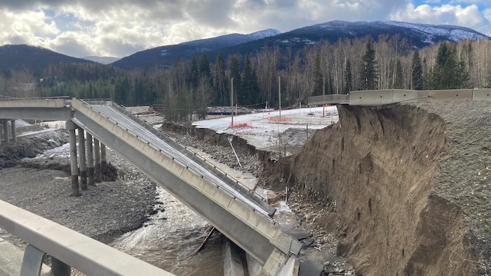 2021年11月17日:BC省的特大洪災沖垮了高速公路 Cquihalla Highway。