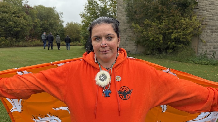 Photo de Brittany Laurin lors de la visite du site de l’ancien pensionnat de Spanish.
