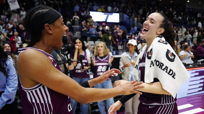 Brittney Sykes et Marina Mabrey célèbrent la victoire du Tempo contre le Storm à Toronto, le 13 mai 2026.
