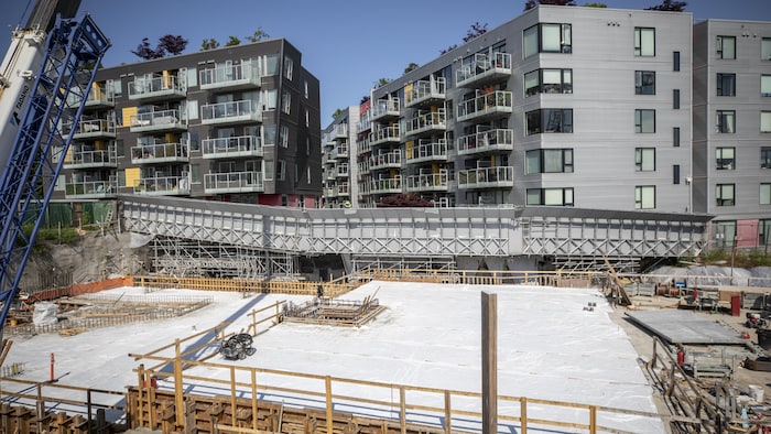 Des travaux de construction du Skytrain sur la rue Broadway, le 2 juin 2025.