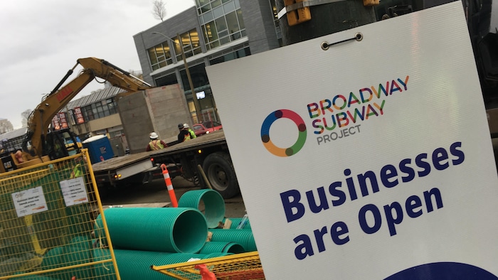 Un panneau indiquant que les commerces sont ouverts pendant les travaux, à Vancouver en mai 2022.
