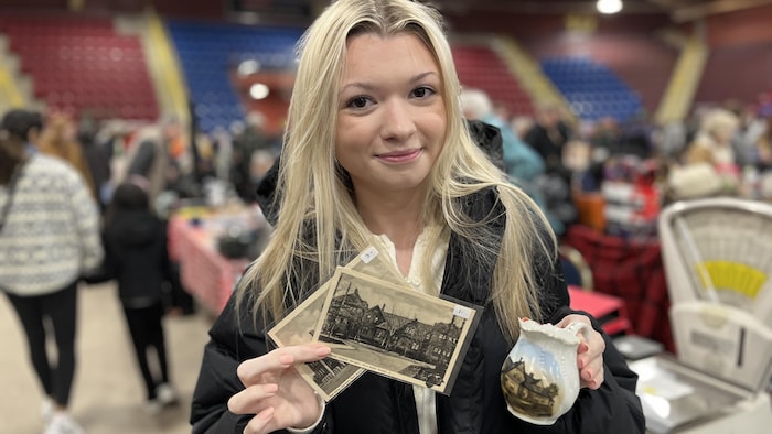 Une jeune femme avec des photos.