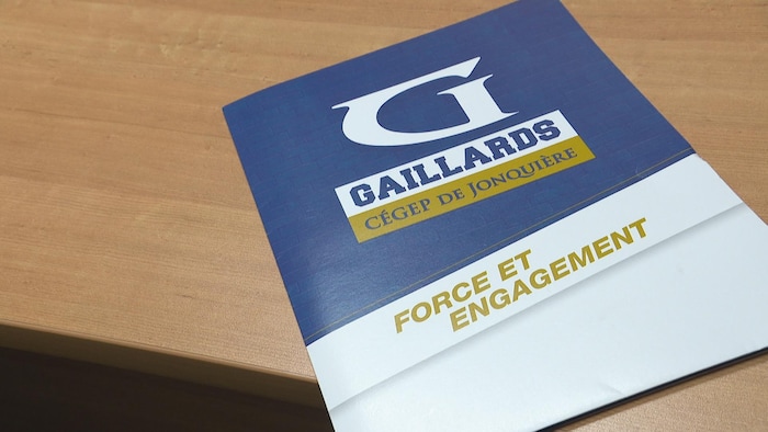 Une chemise de papier à l'effigie des Gaillards du Cégep de Jonquière.