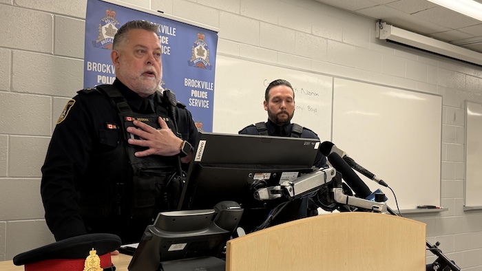 Le chef de la police de Brockville, Mark Noonan se tient au côté de l'inspecteur, Darryl Boyd.  