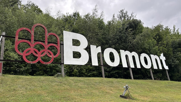 L'affiche du logo des Jeux olympiques de Montréal et le mot Bromont