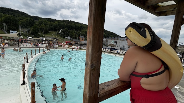 Sauveteuse qui surveille une piscine.