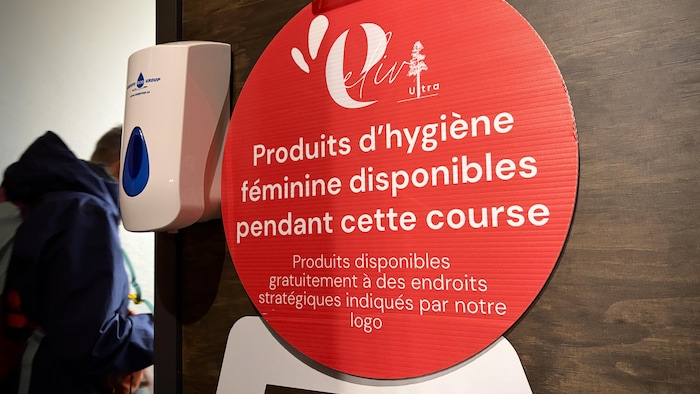 Une affiche indiquant que les coureuses ont accès à des produits menstruels gratuitement.