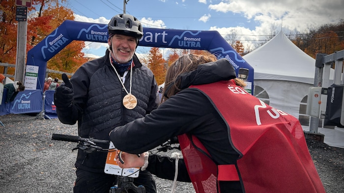 Un participant en vélo de montagne. 