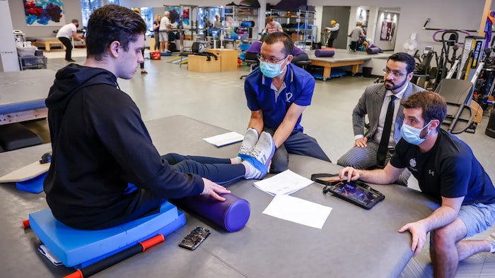Ryan Straschnitzki assiste à une séance de physiothérapie.