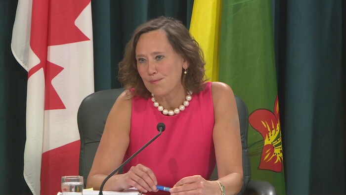 La ministre de la Justice de la Saskatchewan, Bronwyn Eyre, en conférence de presse.