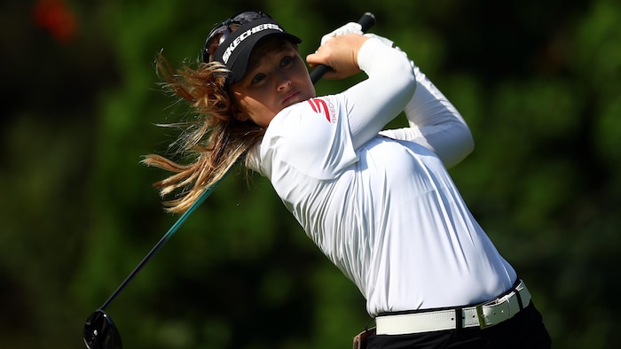 La golfeuse regarde sa balle après un coup lors de la deuxième ronde, vendredi.
