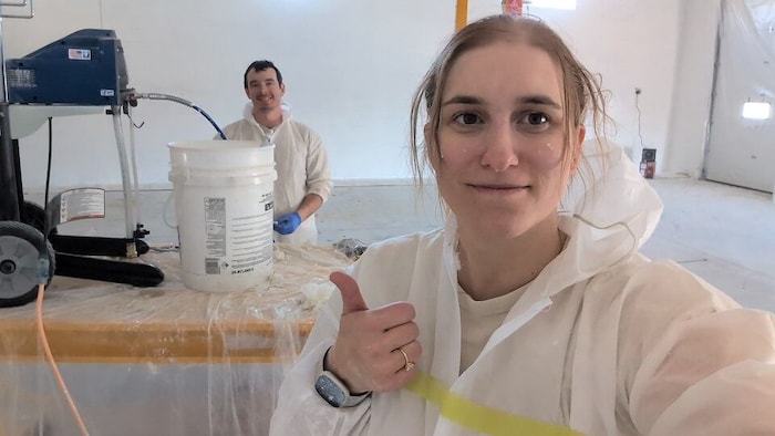 Brooke Kindel et son mari, Kyle, dans un atelier.