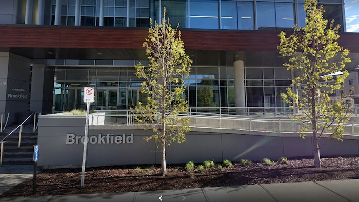 L'extérieur d'un bâtiment avec le logo de Brookfield.