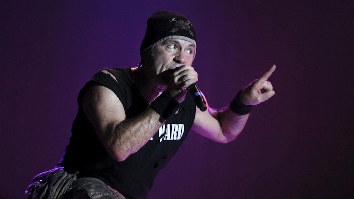 Le chanteur du groupe métal Iron Maiden, Bruce Dickinson