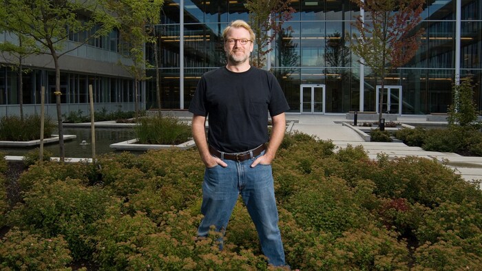 Bruce Lanphear, dans un jardin.