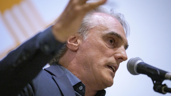 Bruce Livesey qui parle dans un micro.