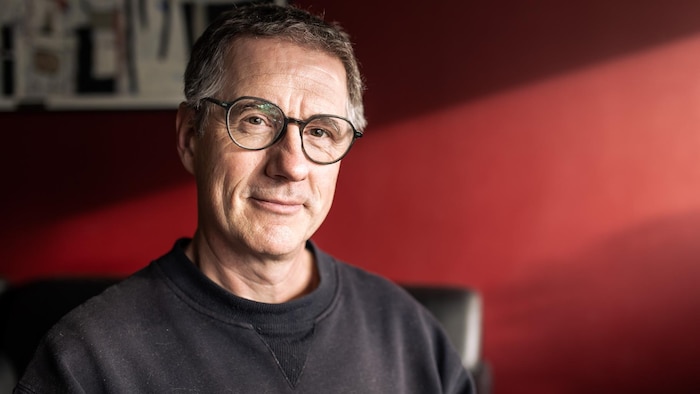 Portrait de Bruce McKay souriant vers l'objectif de la caméra. 