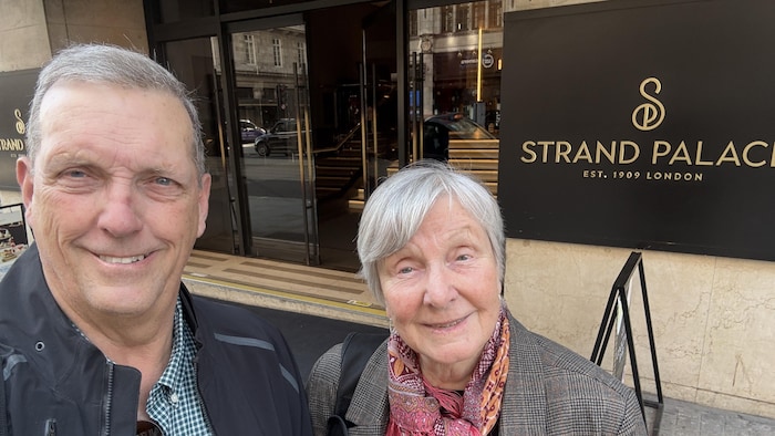 Un couple d'aînés devant le Strand Palace à Londres.