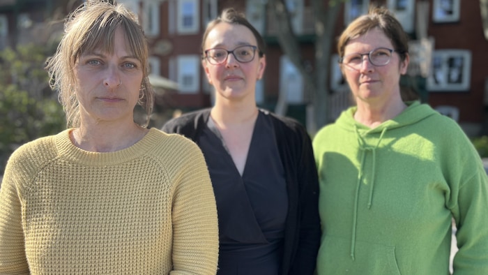 Les trois femmes regardent la caméra.