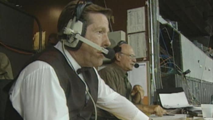Rodger Brulotte, écouteurs sur la tête, décrit une partie de baseball.