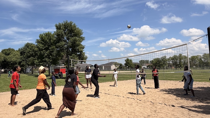 Des jeunes qui jouent au beach volley.
