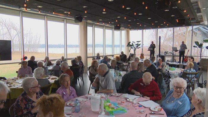 Le brunch des Petits Frères.