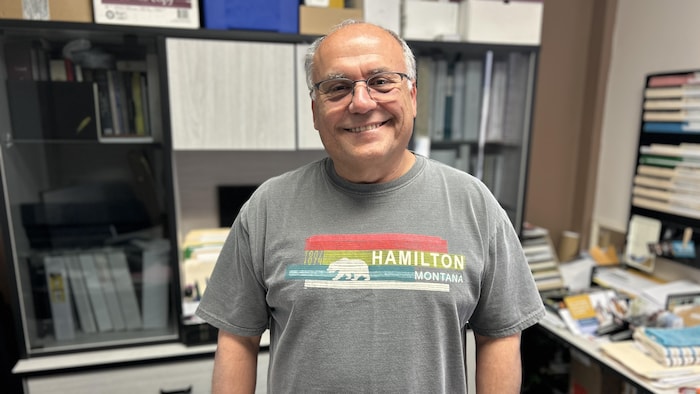 Bruno Bisson dans les bureaux de l'organisme Le Pont.